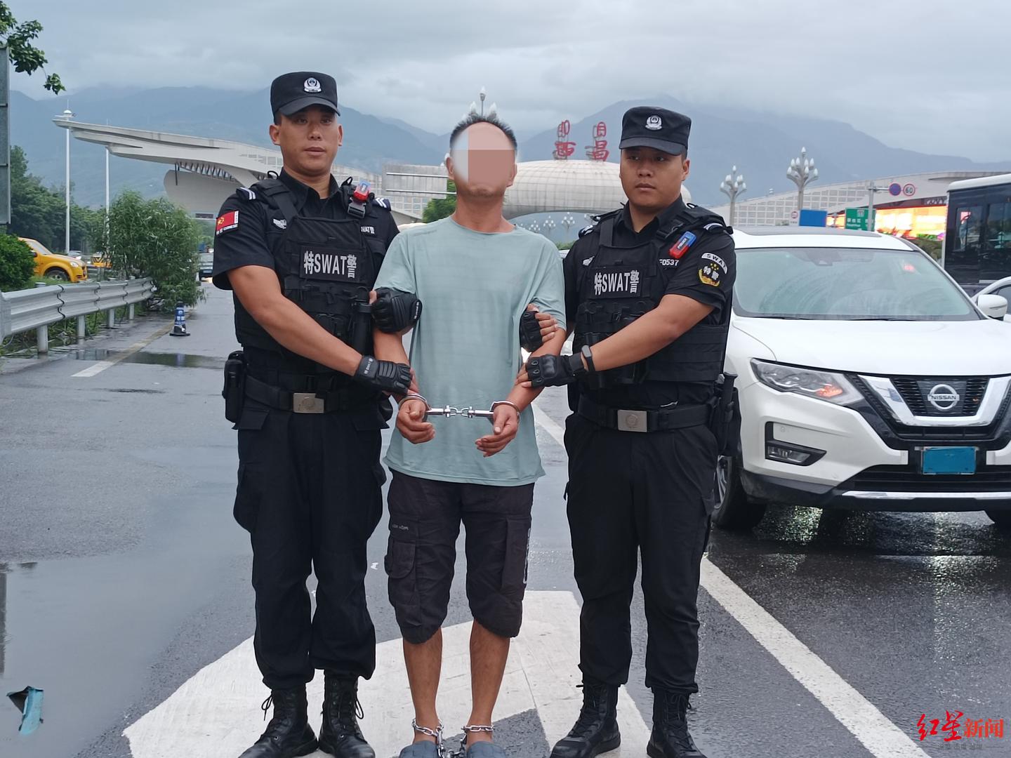 民警羽绒服遮手铐，正义与尊重的温暖行动