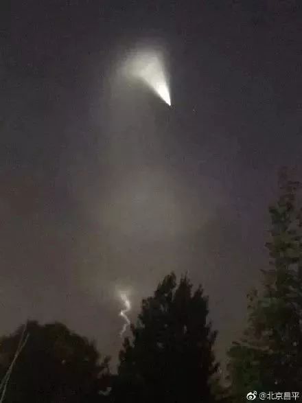 天津上空神秘绿光，UFO还是独特天文奇观？形状似葱引热议