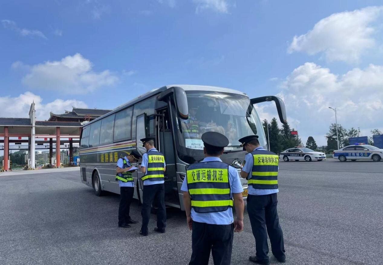 交通旅游管理的综合探索与实践，理论与实践的结合之道