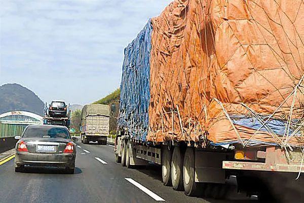 大货车紧急鸣笛叫停着火小货车，紧急救援行动启动