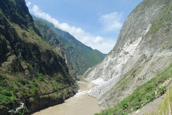 李现虎跳峡举国旗，心灵与自然的深情对话