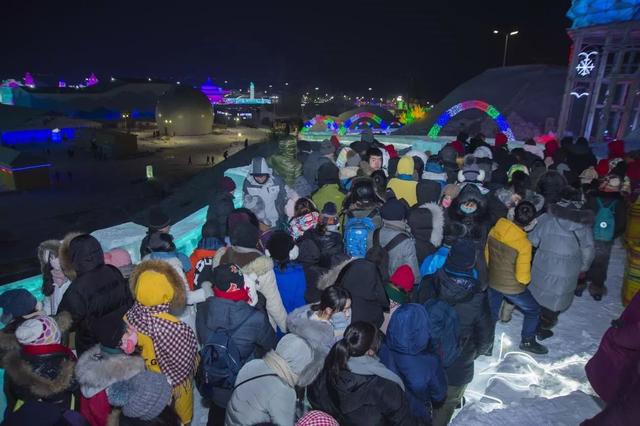 冰雪大世界的奇幻之旅，游客排队的独特风景线