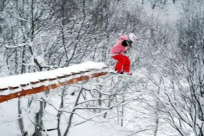 中国游客滑雪遭遇粉雪险境致悲剧，警示滑雪安全需重视