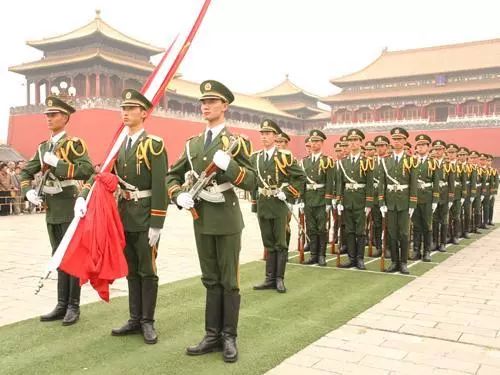 国旗护卫队硬核新年祝福，致敬新时代的英雄