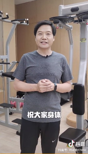 雷军健身房秀肌肉，展现坚持与毅力，倡导健康生活方式激励人心