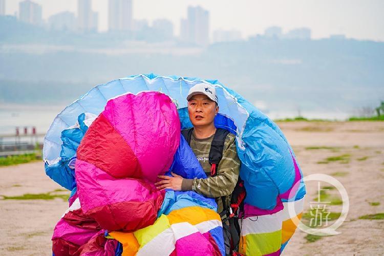 滑翔伞坠落悲剧，教练与女大学生不幸丧生，事件背后的反思与警醒