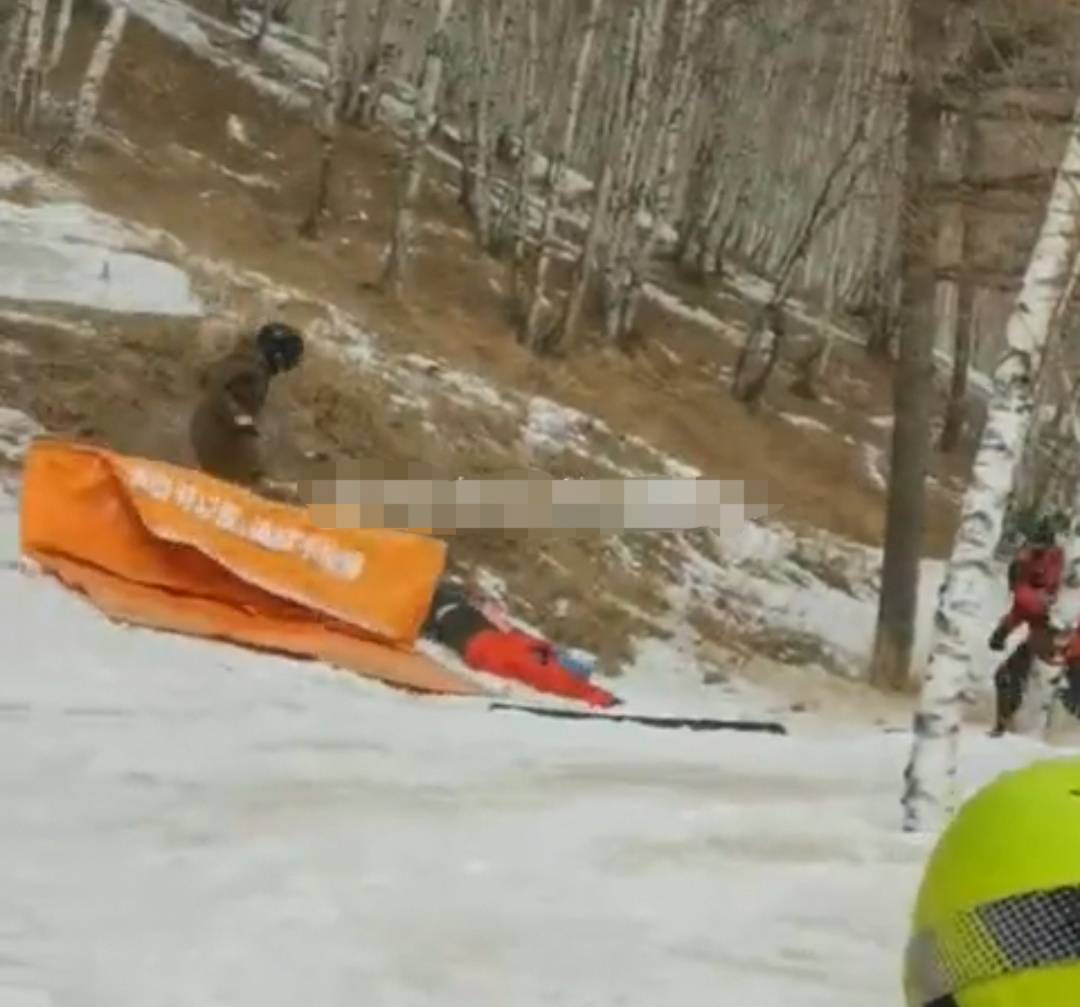 张家口云顶滑雪场发生游客坠落事故，滑雪安全引关注