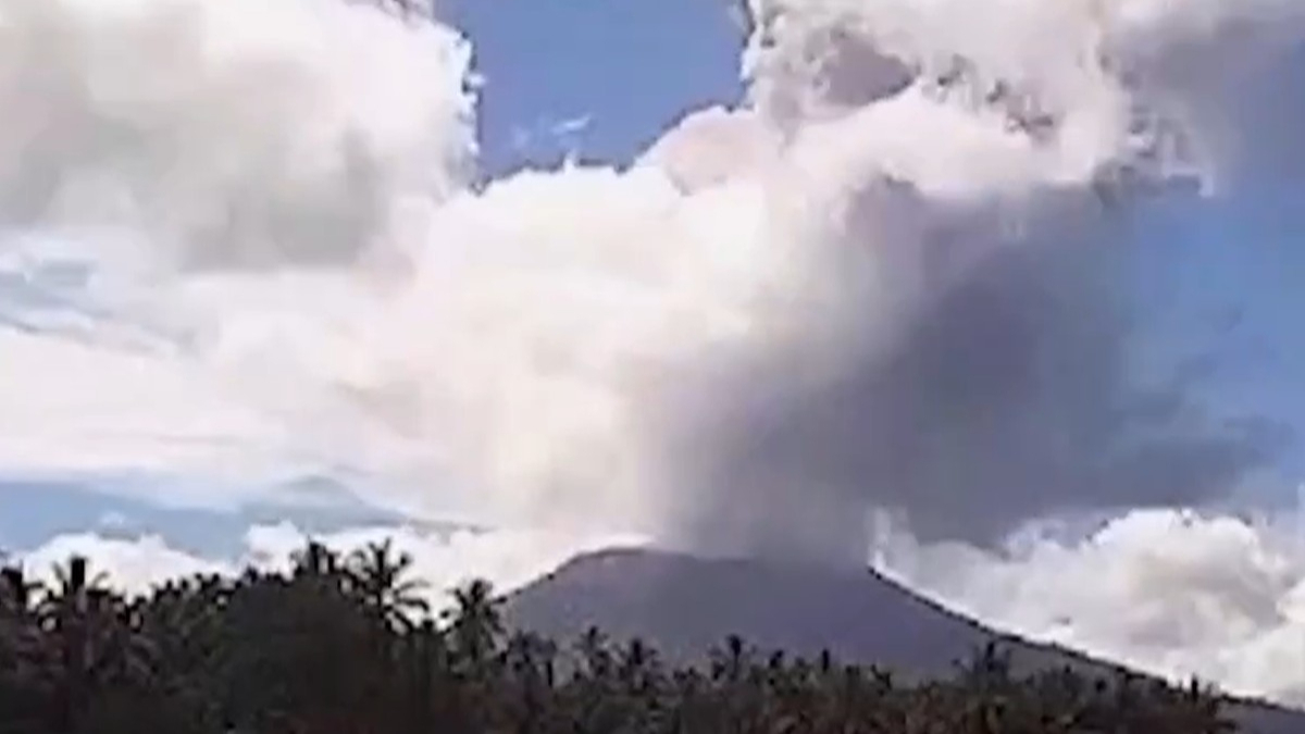 伊布火山喷发壮观景象，灰柱直冲云霄，高度达三千米