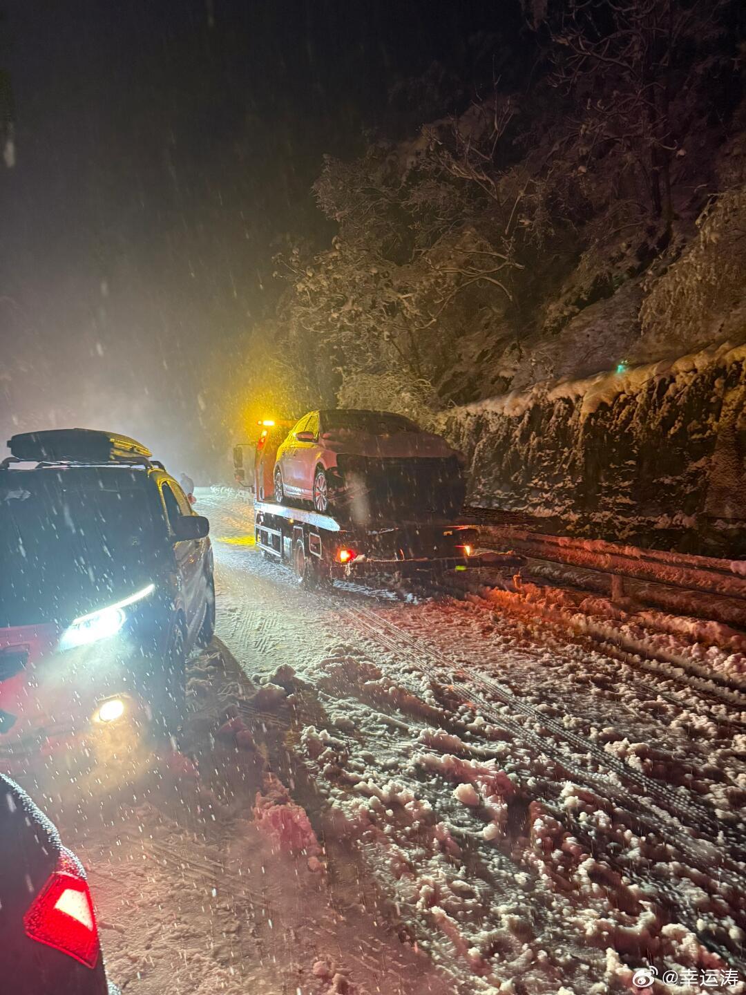 郑州大暴雪考验，城市应对与反思