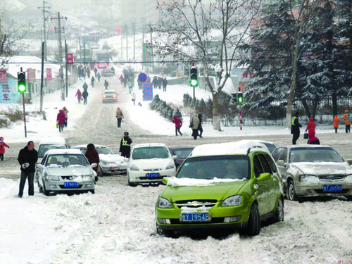 女子自驾返乡遇暴雪直播求助，勇毅前行路