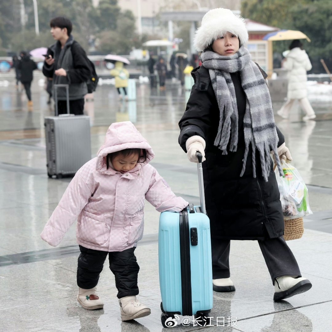 暴雪下的春运回家路，挑战与波折