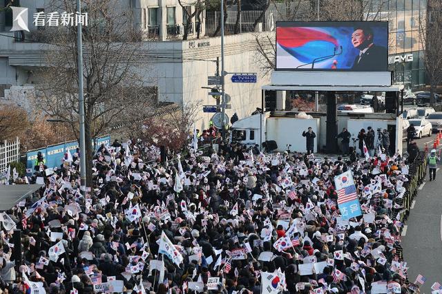 自由与民主呼唤，韩国民众雨中集会要求释放尹锡悦