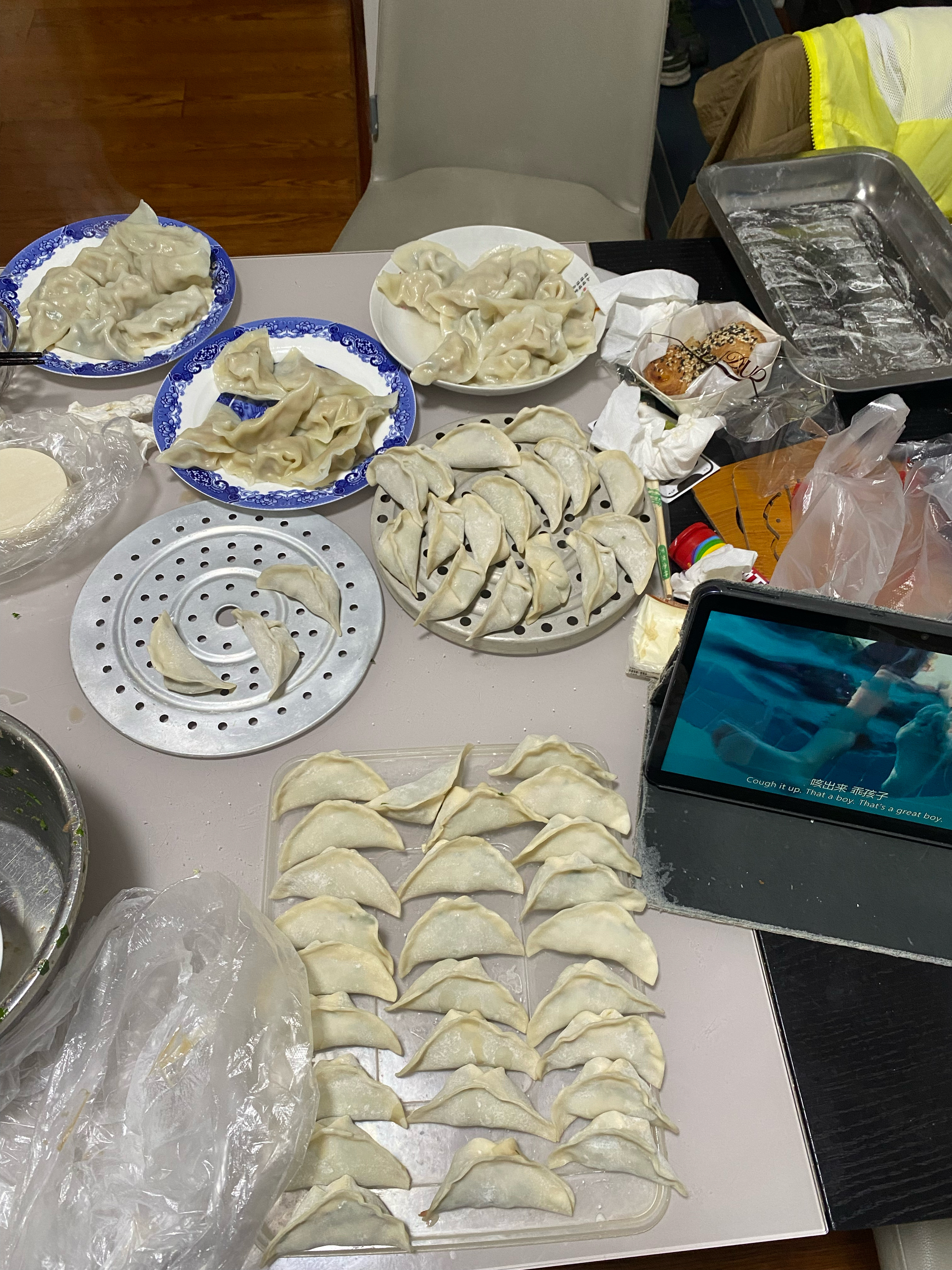 春节忙碌包饺子，饺子制作纪实