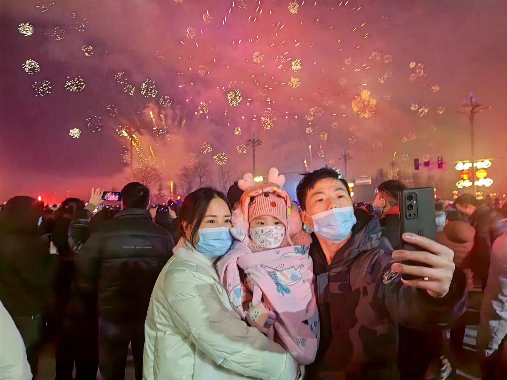 水母烟花盛宴，万枚烟花共舞夜空震撼瞬间