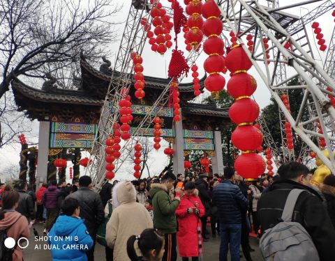 天下第一财神庙，破晓前的热闹氛围与期待之情