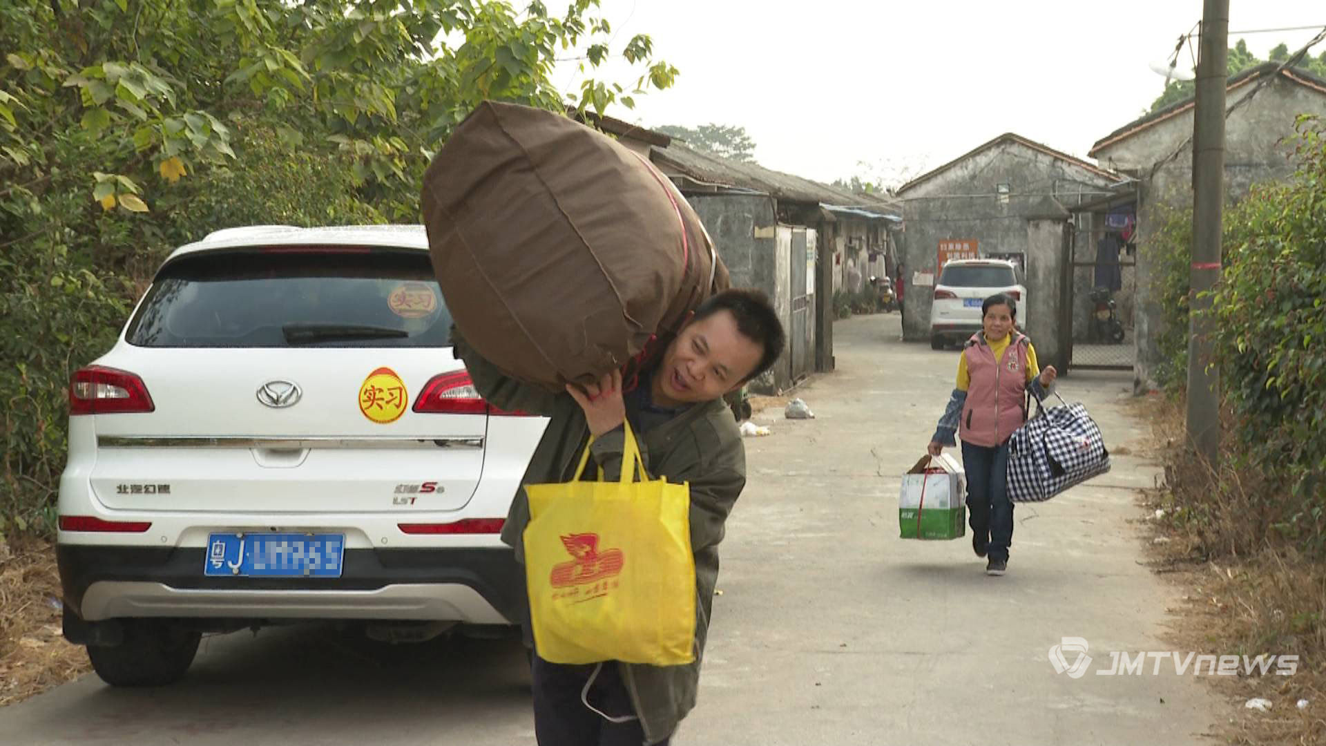 离家的行囊承载爱与牵挂的旅程