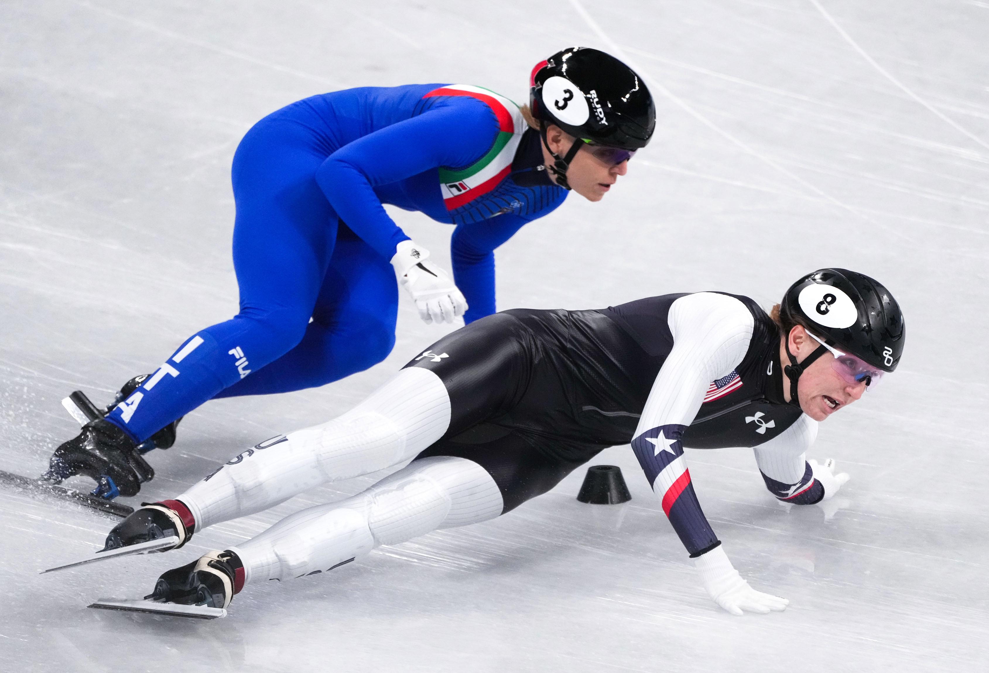 中国队在短道速滑女子3000米接力中勇夺金牌，荣耀时刻！