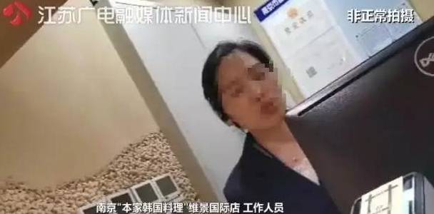 男子商场新型犯罪手法揭秘，假装试衣，盗走四万元物品，警惕商场安全漏洞！