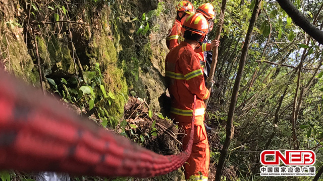 女子被困刀片山，消防紧急救援两小时成功脱险