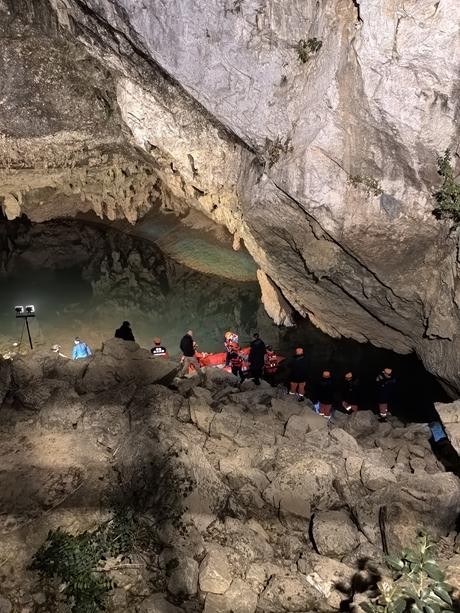 溶洞探险生死考验，潜水科考人员的未知之旅与奇迹生还