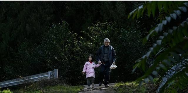 偏瘫妻子陪伴下的跑车司机，四年坚持与新生活的爱情篇章