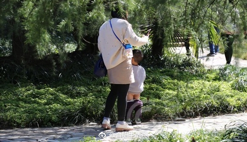 年轻人流行随地大小动